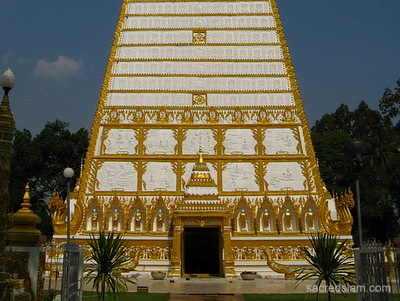 Wat Phra That Nong Bua Ubon Ratchathani entrance