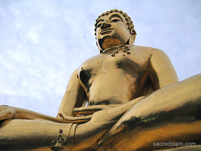 Chiang Saen golden Buddha