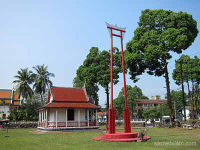 Hor Phra Isuan (Shiva Shrine) Nakhon Si Thammarat swing