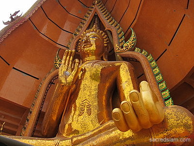 Kanchanaburi temples: Wat Tham Sua Golden Buddha hand