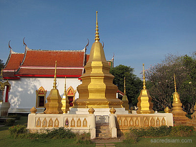 Kanchanaburi temples: Wat Thewasangkharam golden chedi