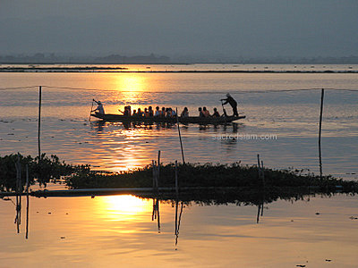Merit-makers take a boat to Wat Tilokaram Phayao