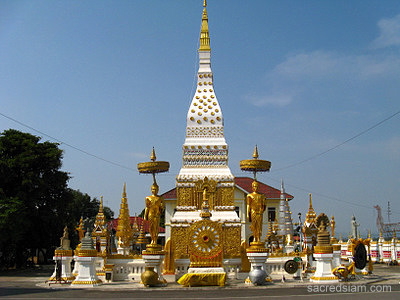 Nakhon Phanom temples: Wat Mahathat chedi