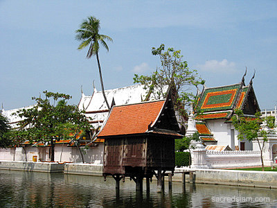 Phetchaburi temples: Wat Yai Suwannaram hor trai