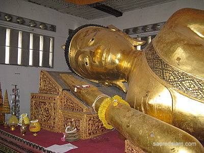 Phrae temples: Wat Phra Non reclining Buddha