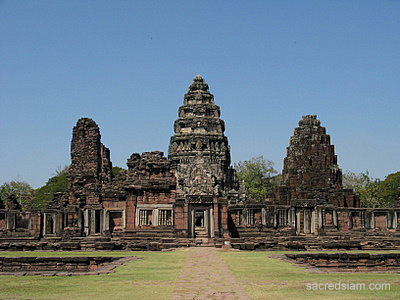 Phimai temples: Prasat Hin Phimai prangs
