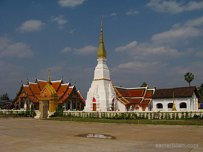 Sakon Nakhon temples: Wat Phra That Choeng Chum chedi
