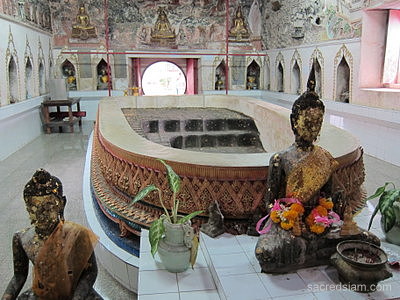 Samut Songkhram temples: Wat Bang Kaphom Buddha footprints