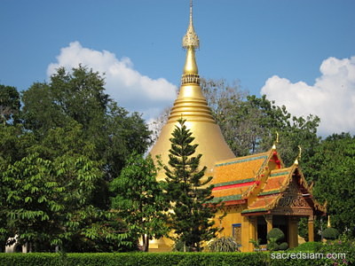 Wat Bot Manee Si Bunruang Tak chedi