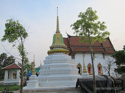 Wat Chimphli Sutthawat Koh Kret Nonthaburi chedi ubosot
