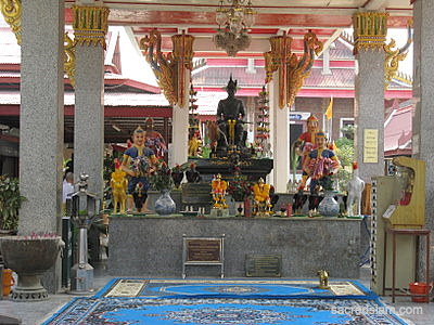 Wat Choeng Tha Ayutthaya shrine