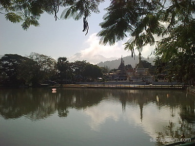Mae Hong Son temples: Wat Chong Kham Mae Hong Son lake