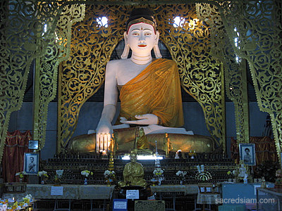 Mae Hong Son temples: Wat Chong Kham white Buddha