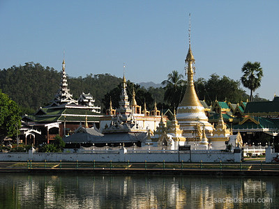 Wat Chong Klang Mae Hong Son beside lake