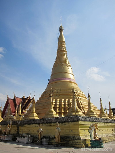 Mae Sot temples: Wat Chumpon Khiri chedi