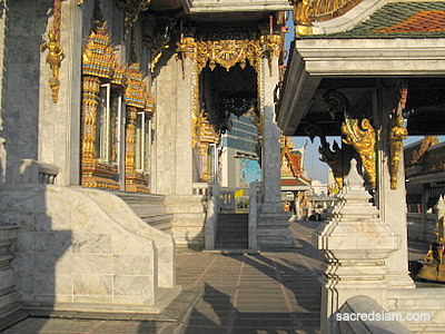 Wat Hua Lamphong ubosot side