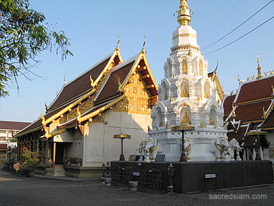 Wat Klang Wiang Chiang Rai chedi viharn