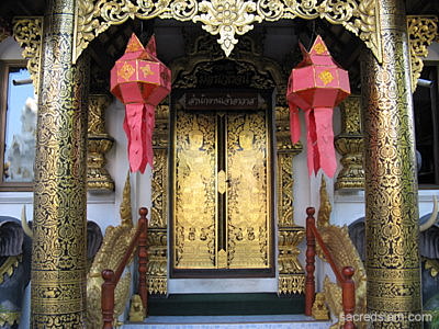 Wat Klang Wiang Chiang Rai gilded doors