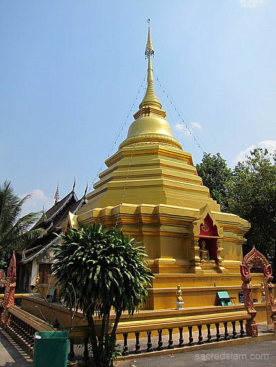 Wat Kuan Kama Chiang Mai Buddha golden chedi
