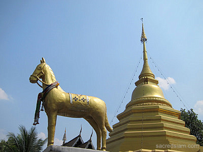 Wat Kuan Kama Chiang Mai golden horse