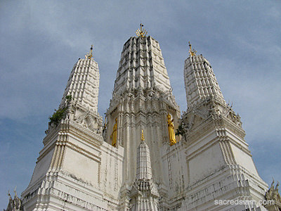Wat Mahathat Phetchaburi prang