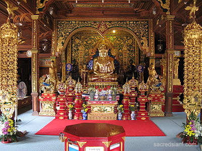 Wat Ming Muang Chiang gold Buddha statue