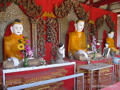 Wat Muay Tor Mae Hong Son Buddhas