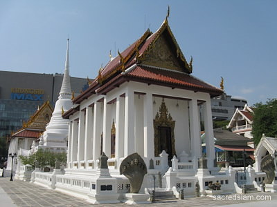Wat Pathum Wanaram Bangkok ubosot and chedi
