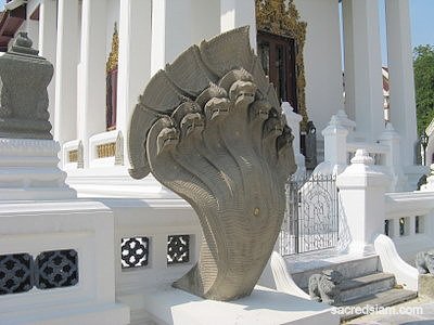 Wat Pathum Wanaram Bangkok naga