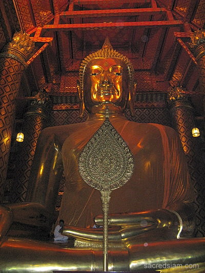 Wat Phanan Choeng Ayutthaya gilded Buddha