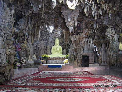Khorat temples: Wat Phayap stalagtite cave