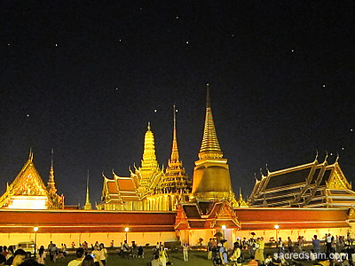 Bangkok Wat Phra Kaew illuminated