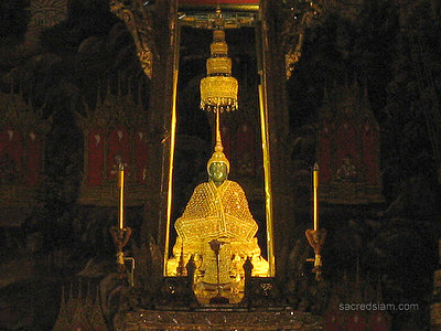 Emerald Buddha (Phra Kaew Morakot) statue