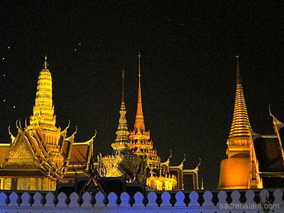 Bangkok temples: Wat Phra Kaew illuminated