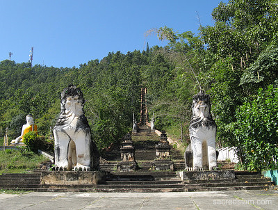 Wat Phra Non Mae Hong Son singh lions