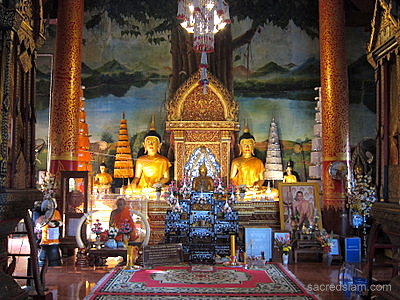 Wat Phra Ruang Phrae viharn three Buddhas