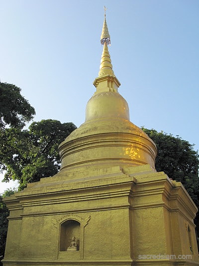 Wat Phra Singh Chiang Rai golden chedi
