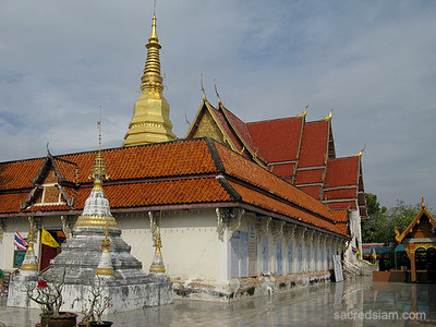 Wat Phra That Cho Hae Phrae golden chedi