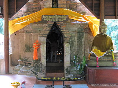 Wat Phra That Doi Pu Khao Chiang Saen shrine