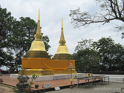 Wat Phra That Doi Tung Mae Sai twin chedis