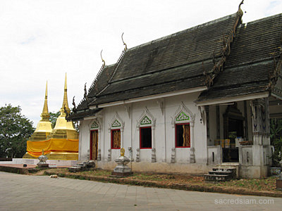 Wat Phra That Doi Tung Mae Sai ubosot chedis