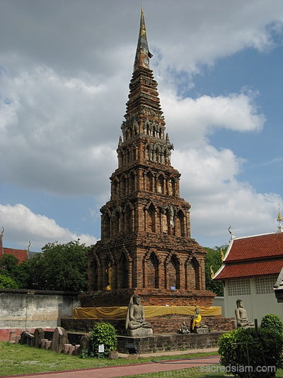 Wat Phra That Hariphunchai Lamphun Chedi Suwan