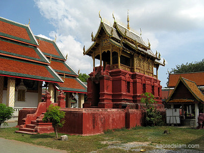 Lamphun temples: Wat Phra That Hariphunchai scripture hall