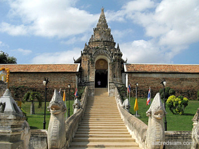 Lampang temples: Wat Phra That Lampang Luang naga staircase