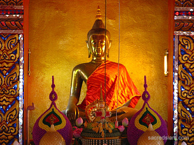 That Phanom temples: Wat Phra That Phanom Buddha image