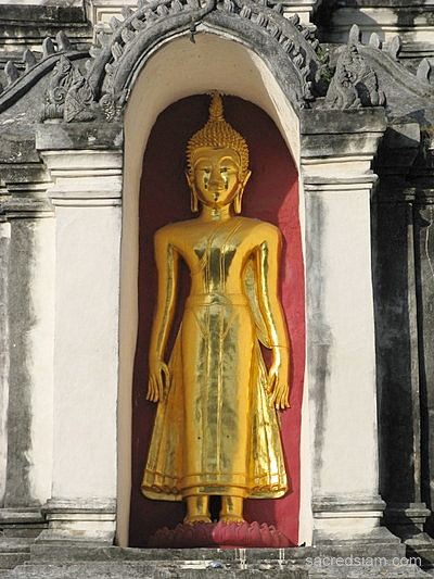 Wat Phra Yuen Lamphun standing Buddha