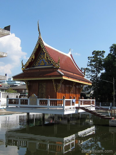 Wat Phrao bot nam