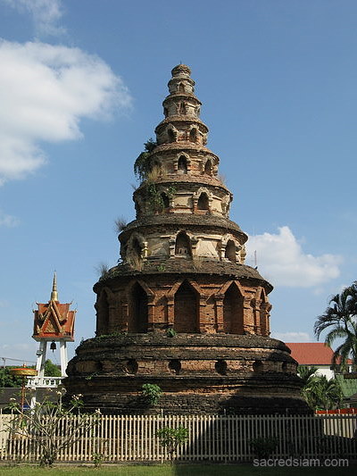 Wat Phuak Hong Chiang Mai guardian chedi