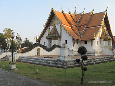 Nan temples: Wat Phumin naga balustrade