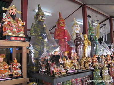 Wat Ratchanadda amulet market Bangkok yak